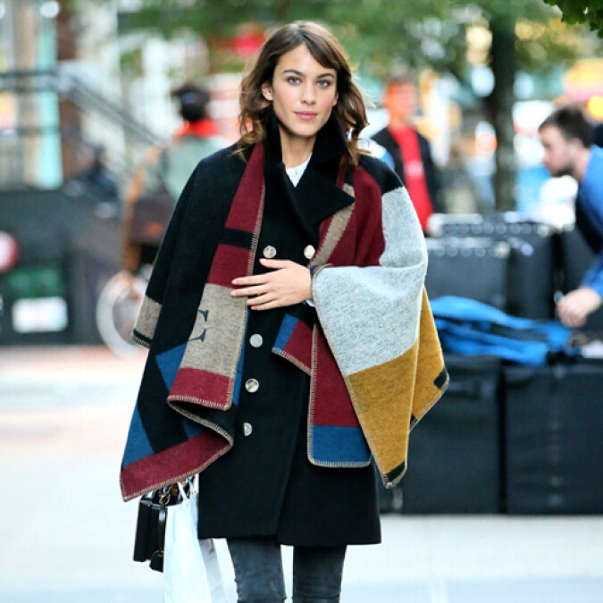 【明星街拍大搜查】寒冬必備：火熱斗篷