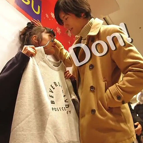 【影音直擊】為什麼台灣沒有啦！ 在日本GU購物竟然送最讓女孩害羞的帥哥「壁咚」？