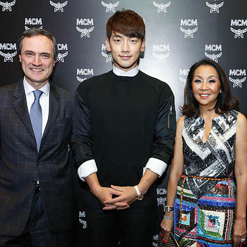 怎麼可以越變越年輕？！ 韓星Rain出席MCM馬來西亞旗艦店開幕！