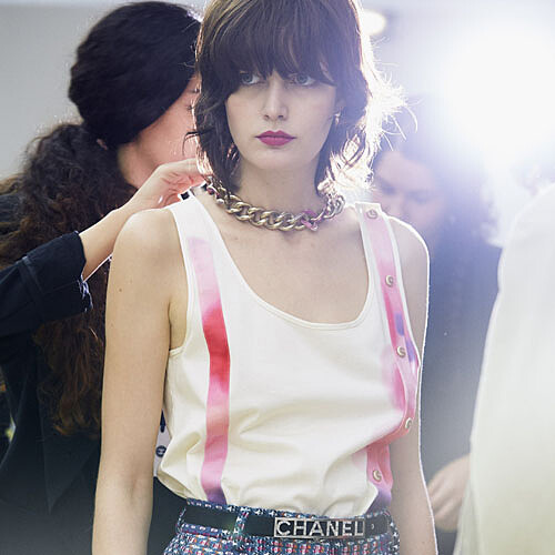 卡爾老佛爺秀場新招！時尚伸展台化身女權遊行大道 模特兒高呼Ladies First 宣言