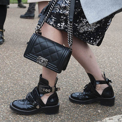 【時尚小教室】新鞋變成血滴子啦！5步驟讓腳後跟不再磨到崩潰的方法是…？