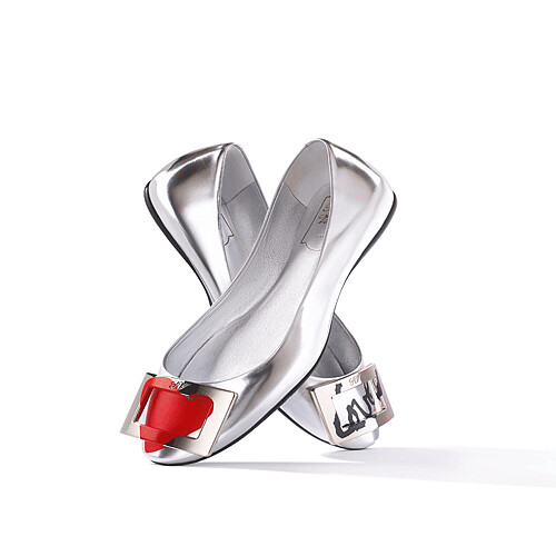 穿上妳的Roger Vivier新鞋，情人節放送LOVE LOVE光波~