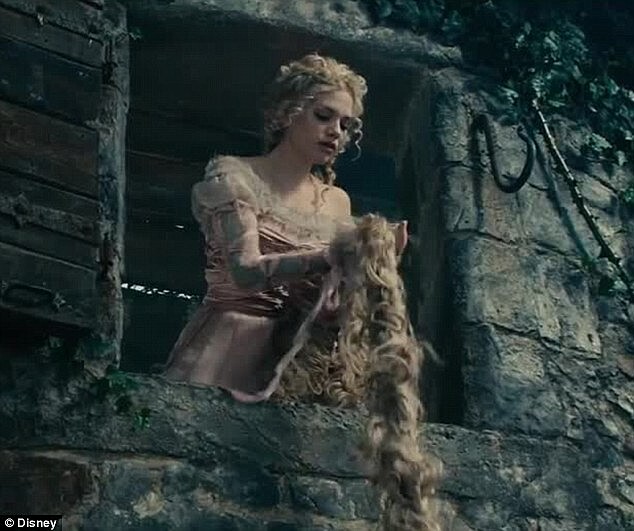 《魔法黑森林》當小紅帽脫下斗篷後...