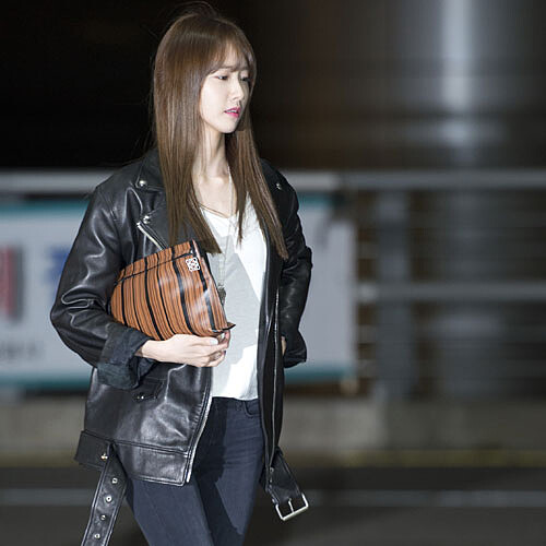 LOEWE Pouch手拿包春夏新色，讓你仿造潤娥率性 LOOK