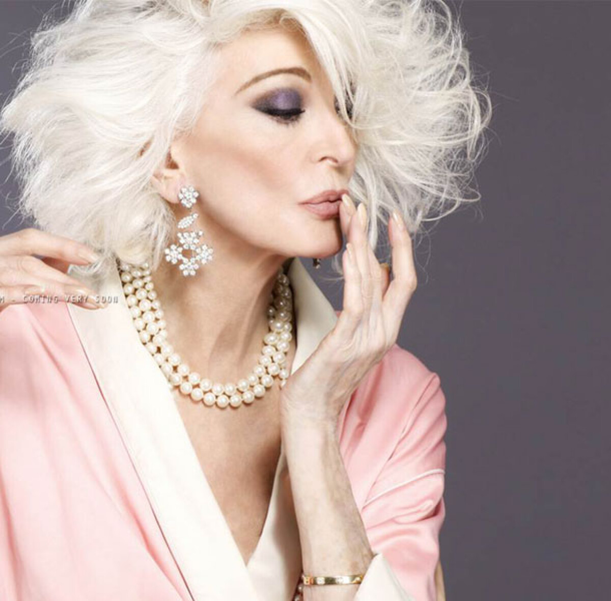 活到老、美到老! 84歲現役超模卡門德爾菲斯稱霸時尚圈 