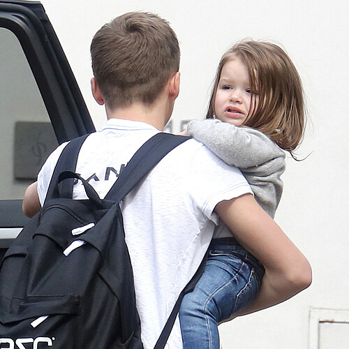 疼妹妹的哥哥超帥！貝克漢長子背潮包帥抱小哈潑