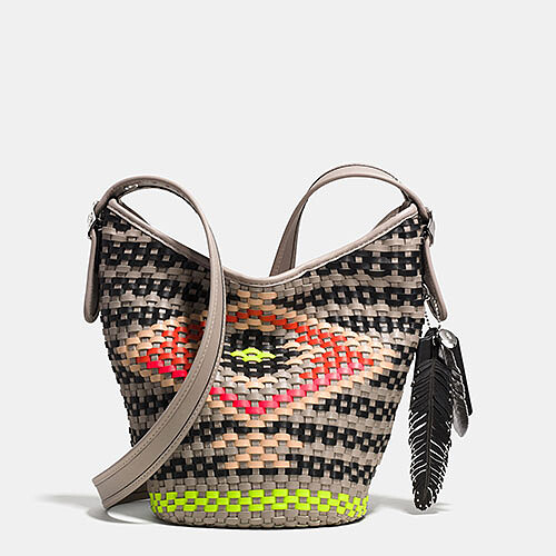 Coach《Tribal系列》；奔放大膽讓妳搶眼整個夏季！