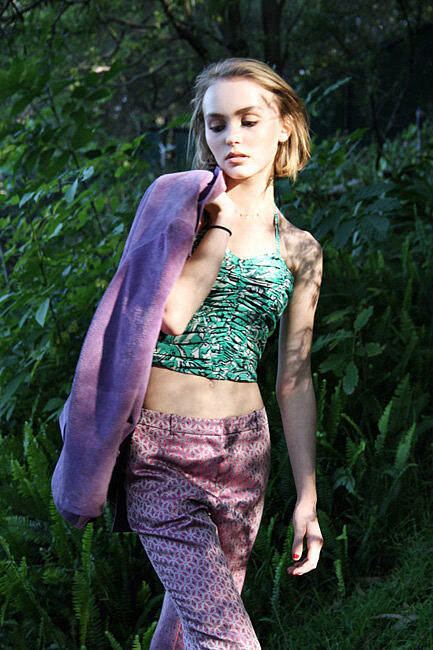 強尼戴普女兒首度拍攝時尚雜誌！迷離眼神美翻天