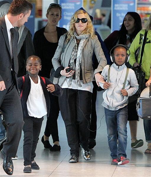 母兼父職好厲害！好萊塢大開威能的單親媽媽