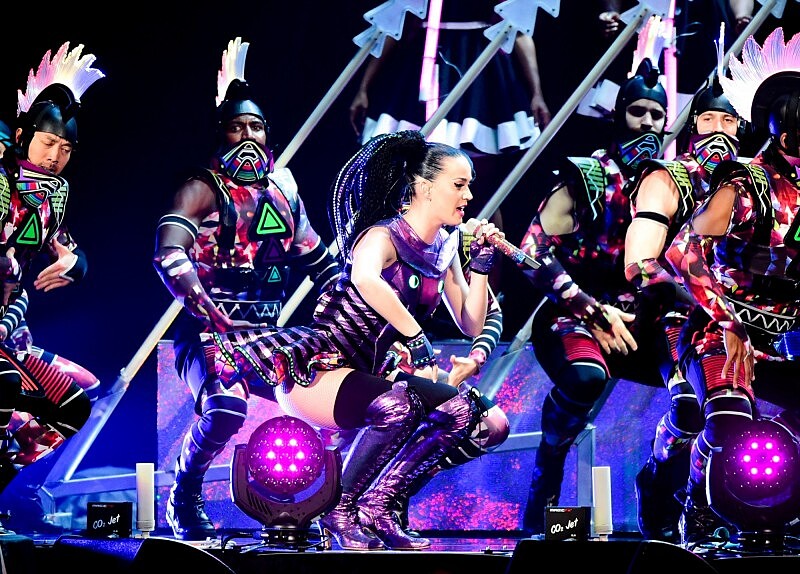 凱蒂佩芮披國旗 穿太陽花裝惹粉絲大呼：太帥啦！