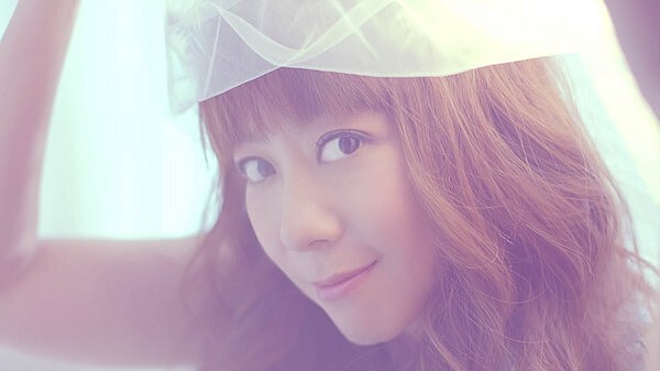 穿上牛仔婚紗的陳綺貞 又酷又萌拍廣告！