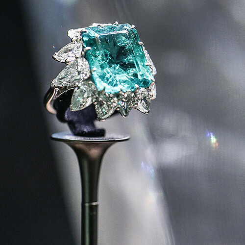 《伊莉莎白•泰勒與寶格麗》：珍藏珠寶藝術展，閃耀北京華貿中心廣場