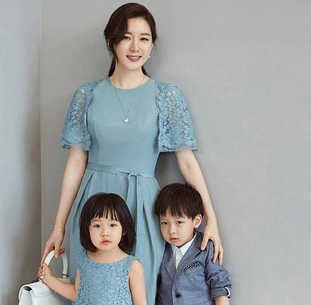 李英愛帶著龍鳳胎寶貝拍雜誌封面！兒女基因也強大