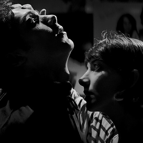 【女孩半夜不回家】詭譎美感，新觀點詮釋經典吸血鬼！