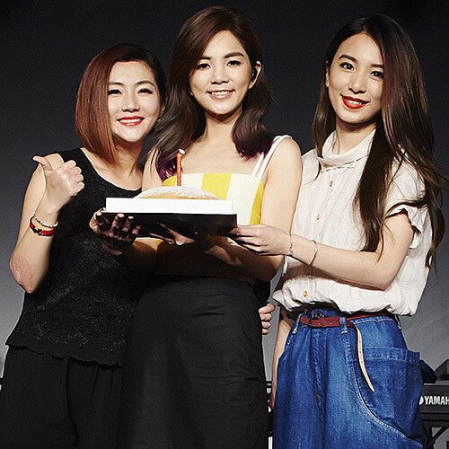 瘋后ELLA！不正常才正常的唱演會，居然灑藥餵粉絲？！