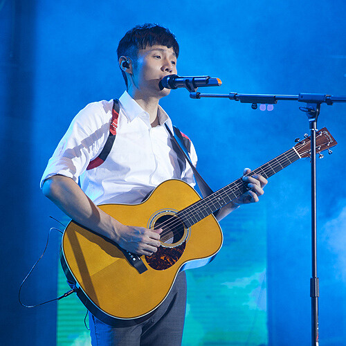 小眼新人王李榮浩的貨櫃巡演！放電大唱兩張專輯與歌王名曲