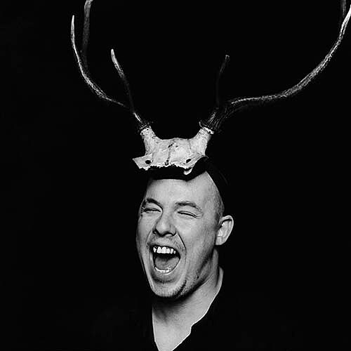 「我堅持藝術呈現的完整性」—Alexander McQueen訪談回顧