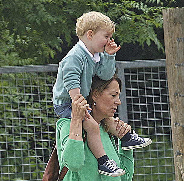 甜蜜祖孫情!英國喬治小王子挖鼻孔逛動物園的萌照出爐