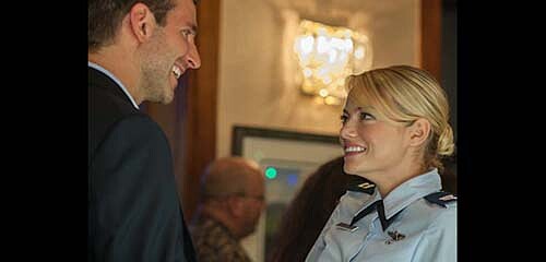 飛越情海7月上檔！庫柏：艾瑪是最會逗我笑的人