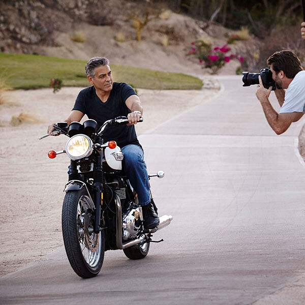 喬治‧克隆尼飛騁大漠與OMEGA復刻腕錶雙帥較勁