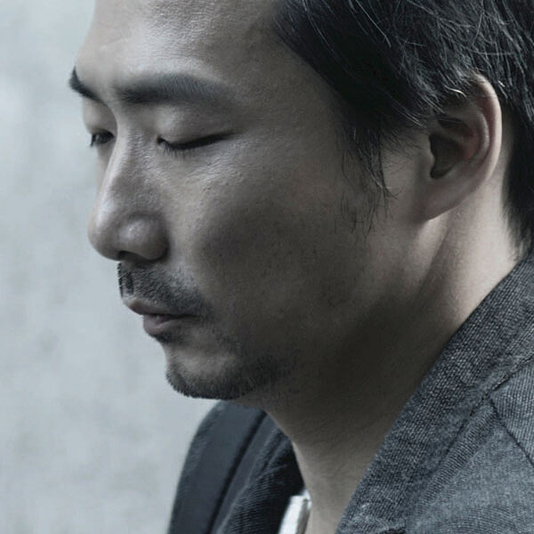 石頭推銷《百日告別》預售票，一張不經意的工作照帥度破表！