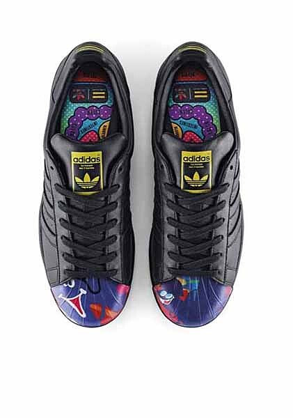 adidas Original大玩鞋頭創意！經典Superstar結合雷雕插畫 每雙都精彩！