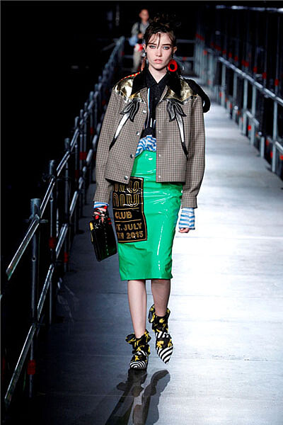 當嘻哈遇上龐克！MIU MIU早春女裝秀 大明星開電音趴嗨翻巴黎俱樂部 