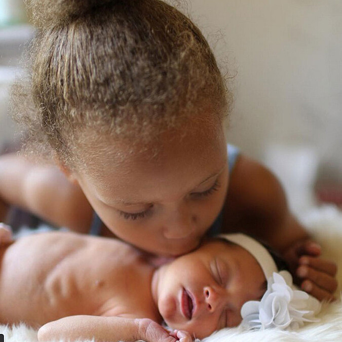 超Sweet！NBA球星柯瑞女兒親吻小妹照療癒滿分