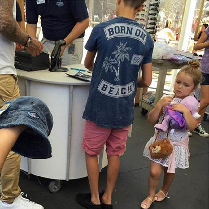 萌翻了！小哈潑揹泰迪熊熊包陪貝克漢爸爸逛大街