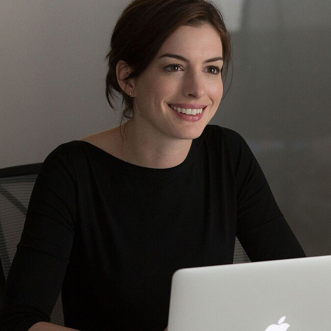 安海瑟薇化身時尚主管！《高年級實習生》的11件拍攝小秘密