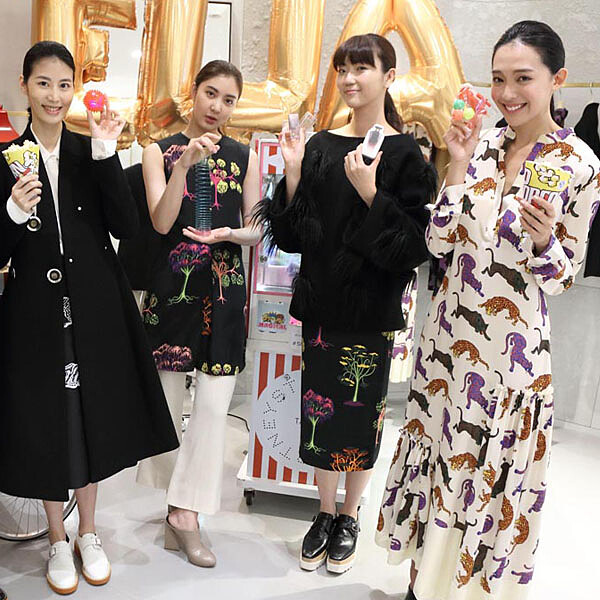 王心恬玩夾娃娃吃爆米花 輕鬆秀Stella McCartney秋冬新裝