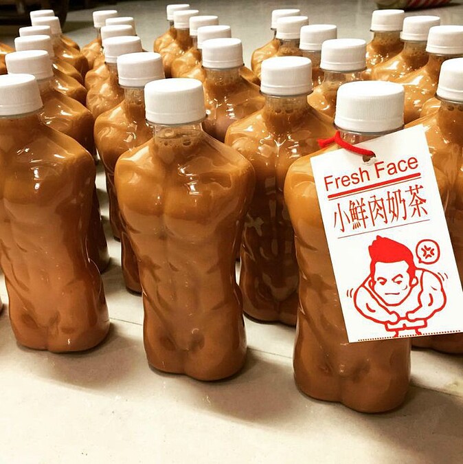 邊喝邊臉紅！讓你光看就渴的「小鮮肉奶茶」正夯