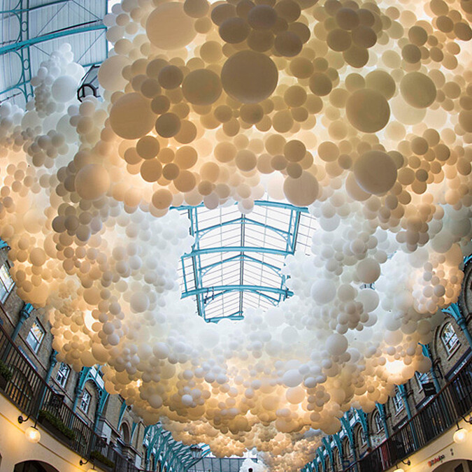 10萬白氣球魔幻妝點 英國古蹟柯芬園白雲朵朵飄