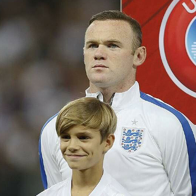 是給魯尼好看嗎？ 貝克漢二兒羅密歐當開場球童 父子現場為英格蘭助威