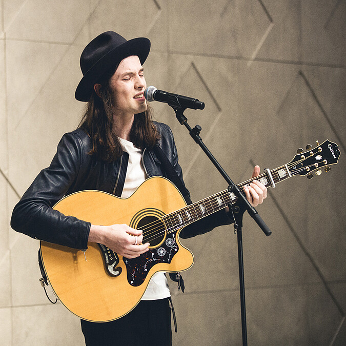 手機也能看Live演唱會!Burberry首創音樂頻道英倫唱將新曲飆不完