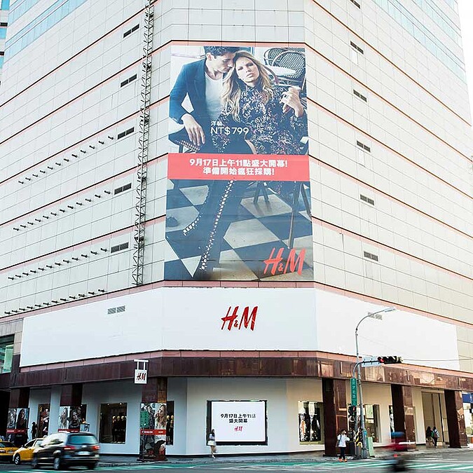 千呼萬喚！H&amp;M 台中中友店開幕了
