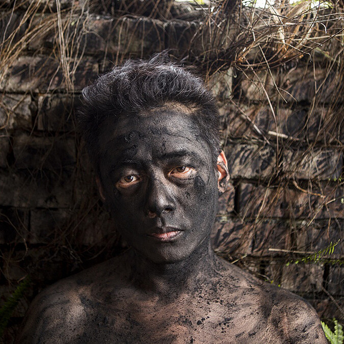 蔡明亮拍金馬52形象廣告!金馬影帝李康生全裸用身體作畫