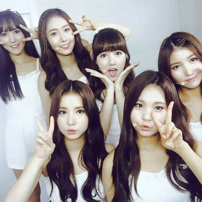 令人佩服的敬業！韓女團舞台重摔 臨危不亂獲網友大讚