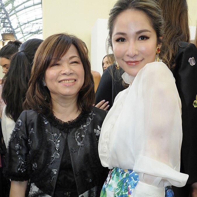 蕭亞軒、郭碧婷優雅出席夏姿2016春夏女裝發表會，東西融合碰撞出童趣火花，