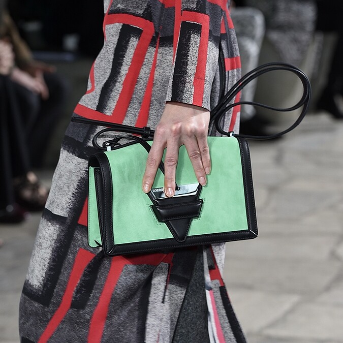 Loewe再出三角形Barcelona肩背包，趕快入手一只吧！