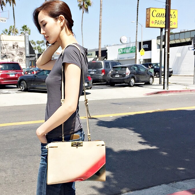 FENDI再推今年必備的Peekaboo手拿包款，成為名人新寵兒