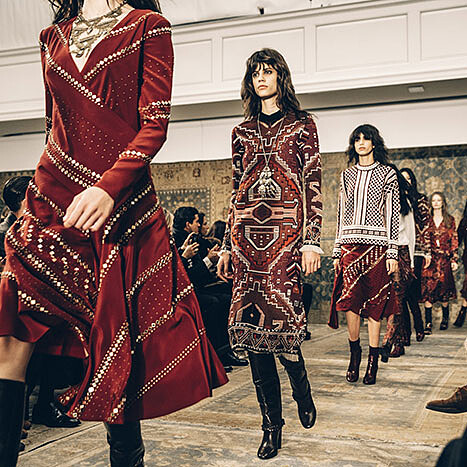 冬日紅與灰藍色交織出美麗的摩洛哥情懷