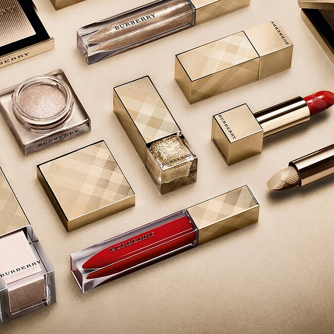 Burberry打造金色耶誕，舉手投足盡是女人味