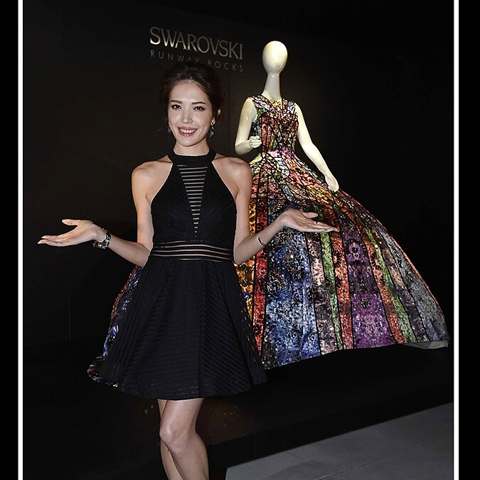 千呼萬喚施華洛世奇120周年，許瑋甯搭乘水晶巴士閃耀登場