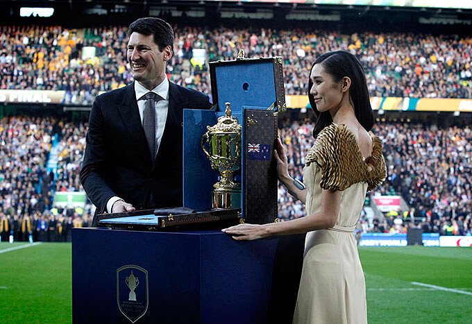 金剛狼女主角 -- 超模岡本多緒 身穿 LV 2016 早春系列 一同護送韋伯艾理斯獎盃入場