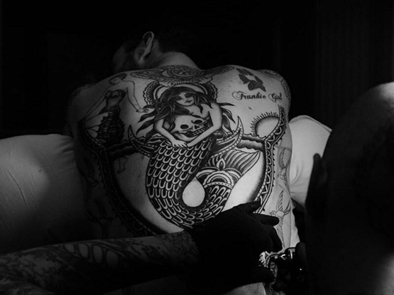 再添一枚刺青!性感王亞當李維新紋身好童趣