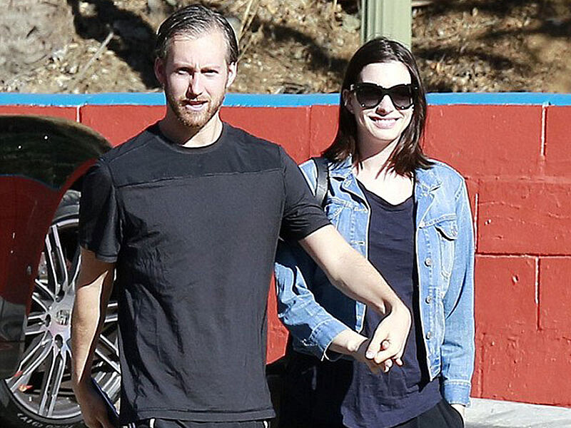 滿滿笑意!安海瑟薇懷孕與老公首度甜蜜公開露面