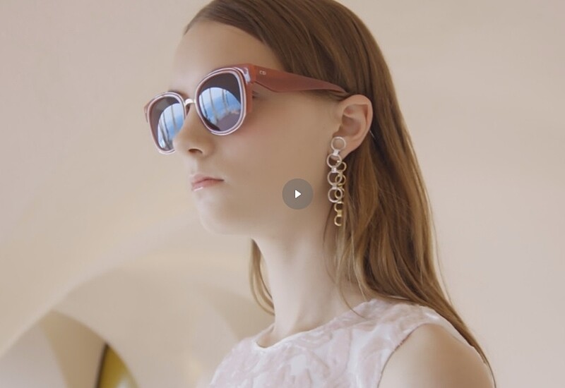 首度亮相！戴著VERY DIOR漫遊浪漫泡泡宮