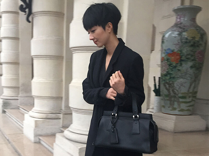 集帥氣、街頭、甜美於一包！Giorgio Armani四十周年手袋的百搭魅力