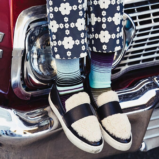 極光視覺美感，迷人漸層色調襪款幫造型大加分